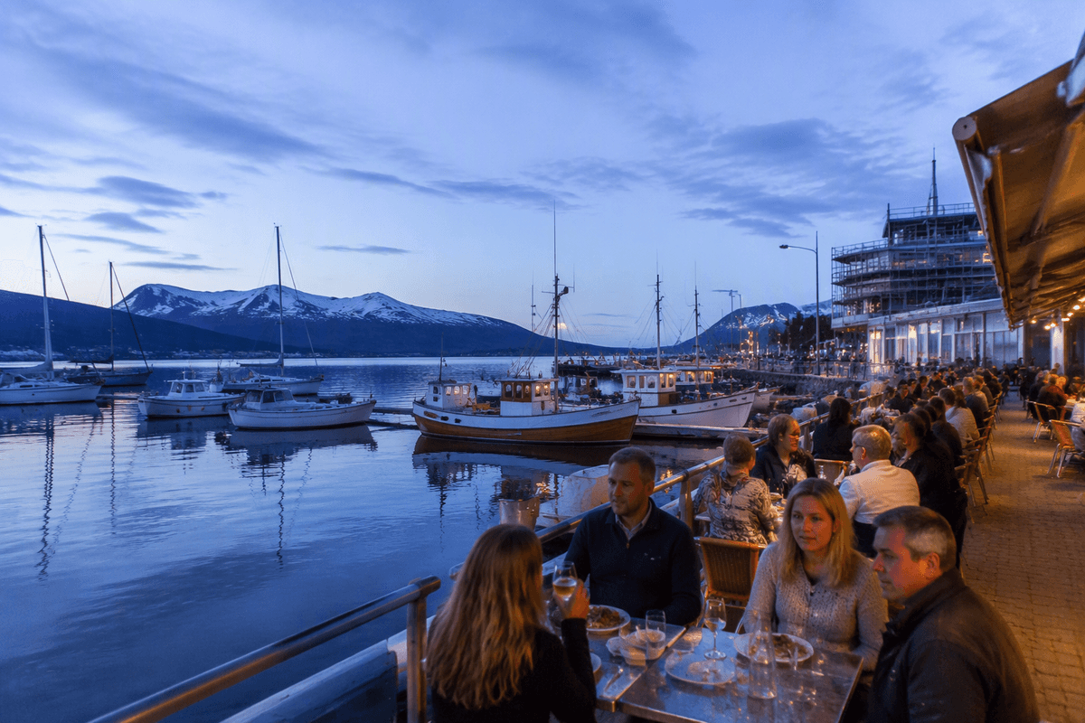 Summer (Apr–Aug): Must midnight sun; Opt hikes; Skip aurora